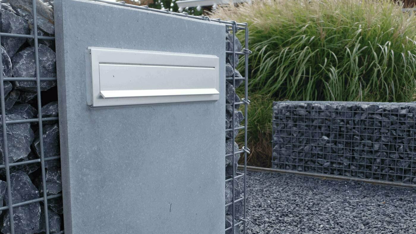 Steenkorf met brievenbus