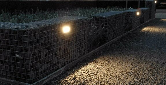 Schanskorf langs oprit