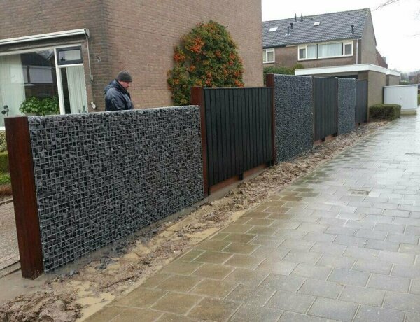 schutting met schanskorf zuilen