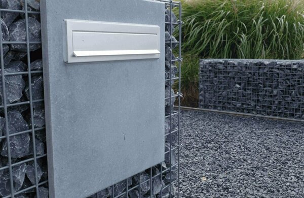 Steenkorf met brievenbus