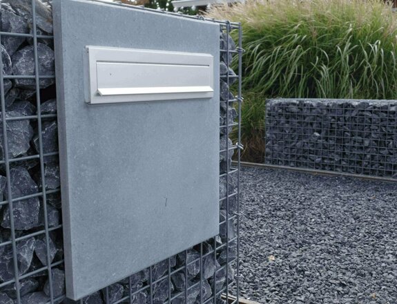 Steenkorf met brievenbus