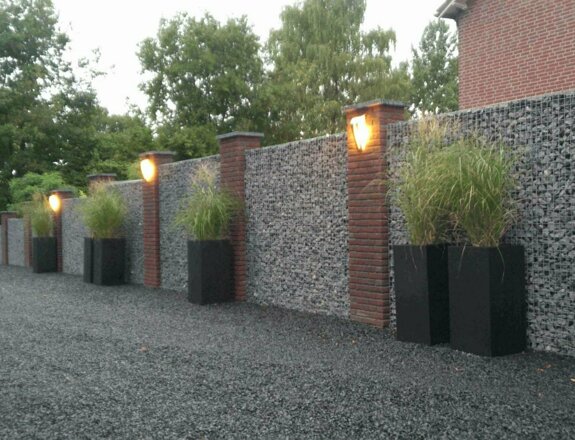 Schanskorven tussen gemetselde kolommen