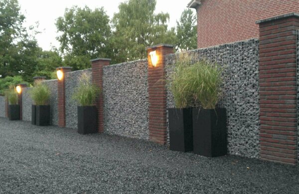 Schanskorven tussen gemetselde kolommen