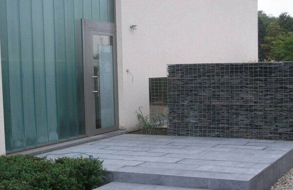 Schanskorf met flagstones